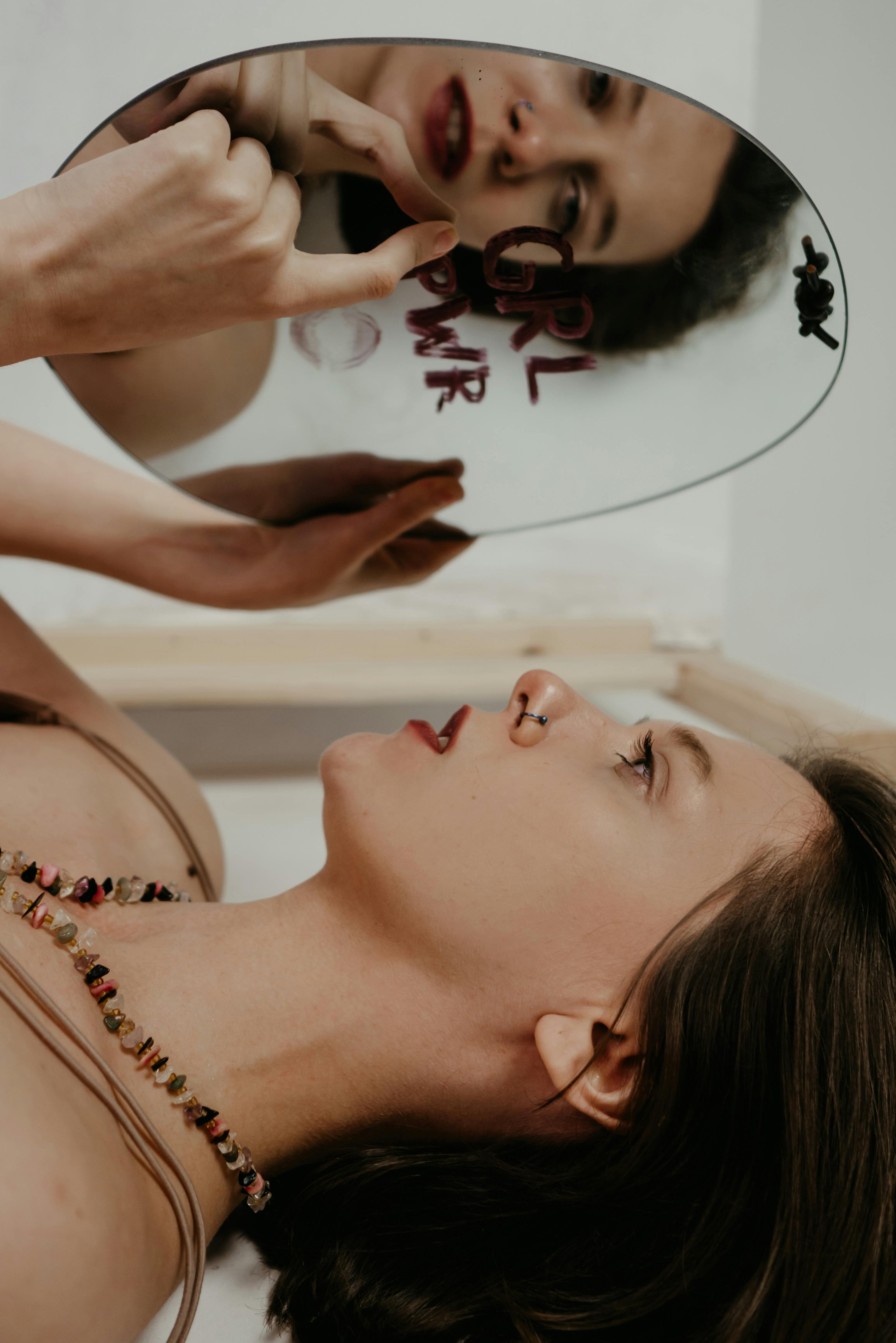 活动现场传播与舞台灯光氛围图